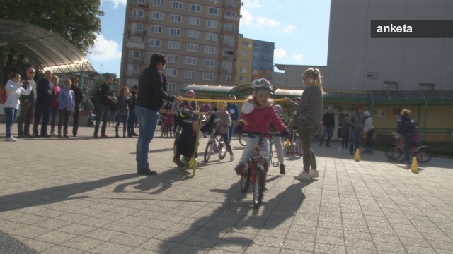 Deti sa preháňali na námestí na kolieskach